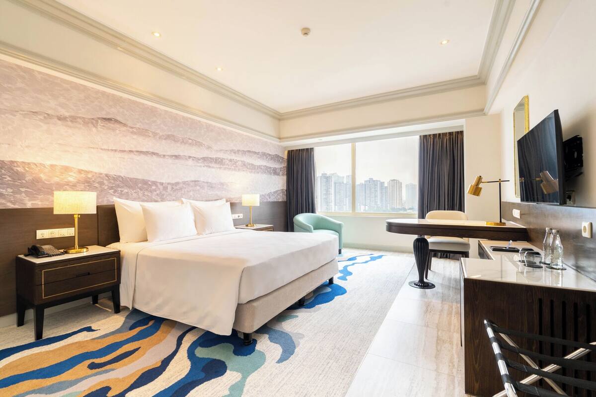 Premium bedding, in-room safe, desk, free cots/infant beds