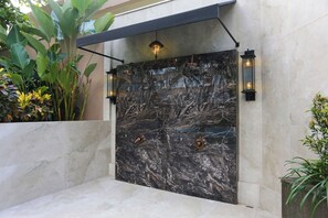 Articles de toilette gratuits, sèche-cheveux, peignoirs, bidet