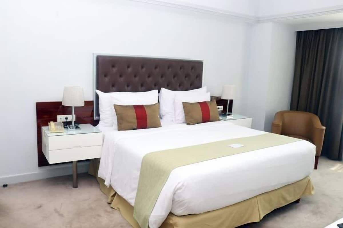 Premium bedding, minibar, in-room safe, desk