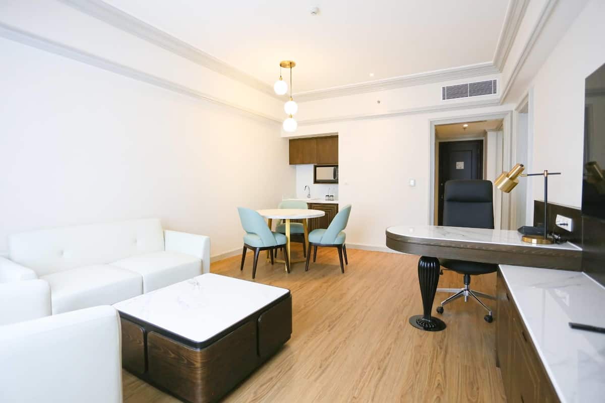 Suite Junior, 1 trÚs grand lit, non-fumeur | Literie de qualité, coffre-fort, bureau, lit de bébé (gratuit)