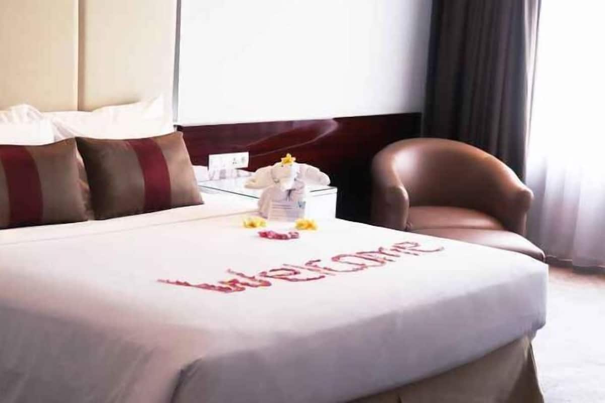 Literie de qualité, coffre-fort, bureau, lit de bébé (gratuit)