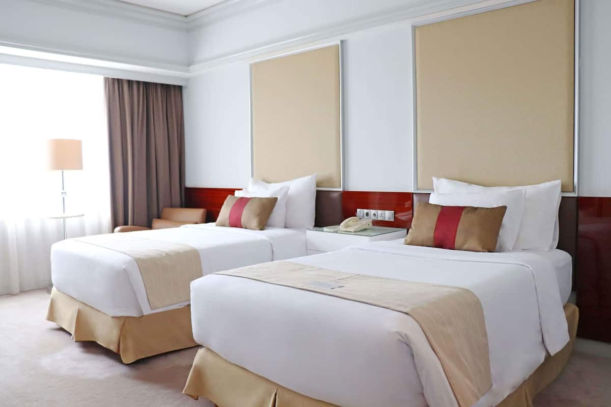 Premium bedding, in-room safe, desk, free cribs/infant beds