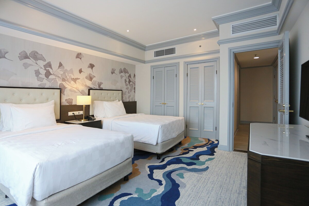 Suite, 3 Bedrooms, Non Smoking | Premium bedding, in-room safe, desk, free cots/infant beds