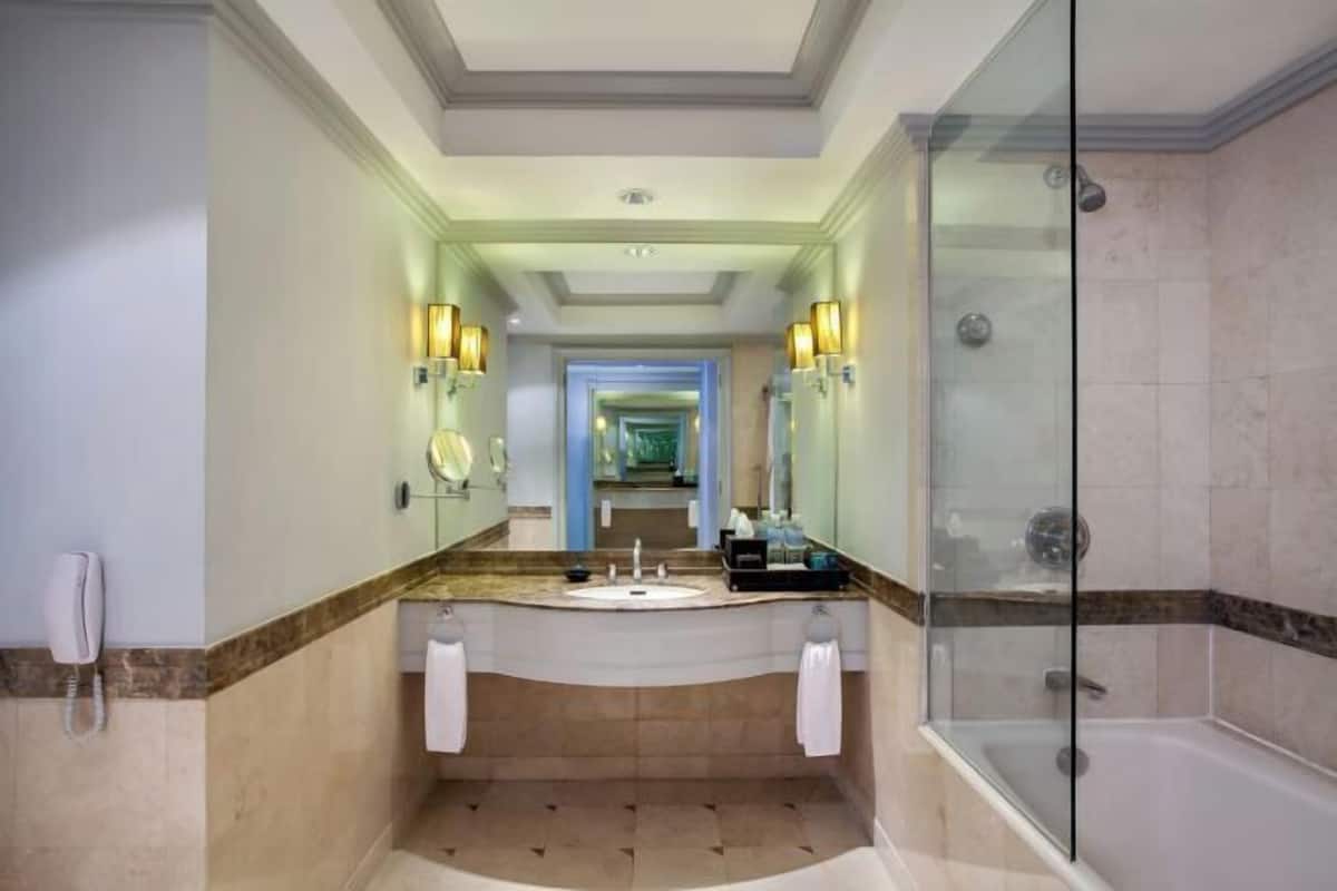 Articles de toilette (gratuits), séchoir à cheveux, peignoirs, bidet