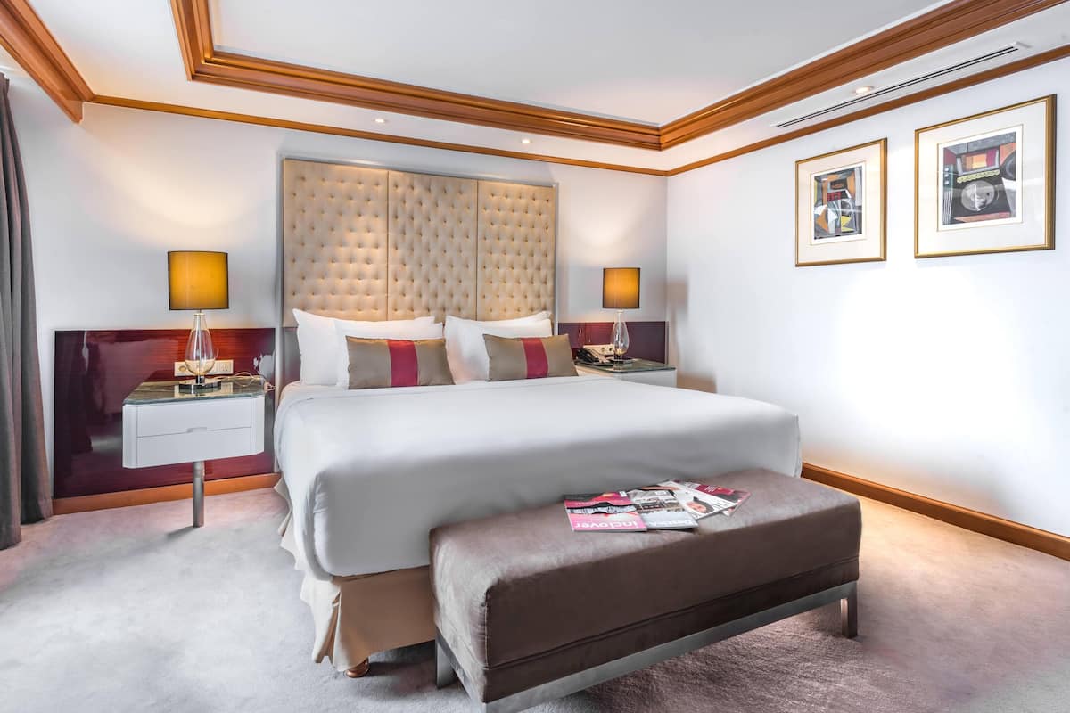 Literie de qualité, coffre-fort, bureau, lit de bébé (gratuit)