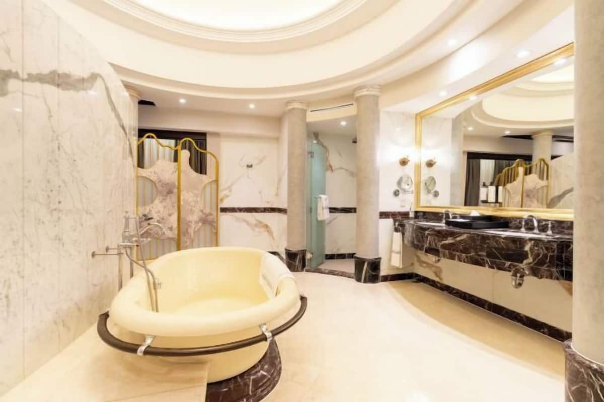 Kamar mandi | Perlengkapan mandi gratis, pengering rambut, jubah mandi, dan kloset