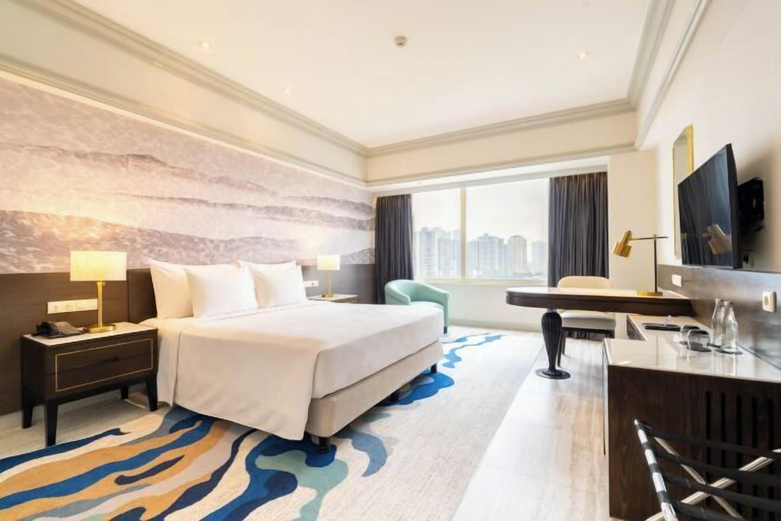 Premium-sengetøj, pengeskab på værelset, skrivebord