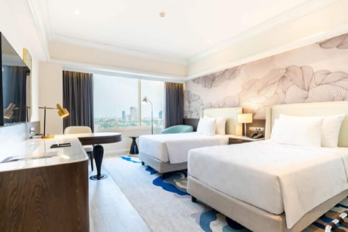 Seprai premium, minibar, brankas, dan meja kerja