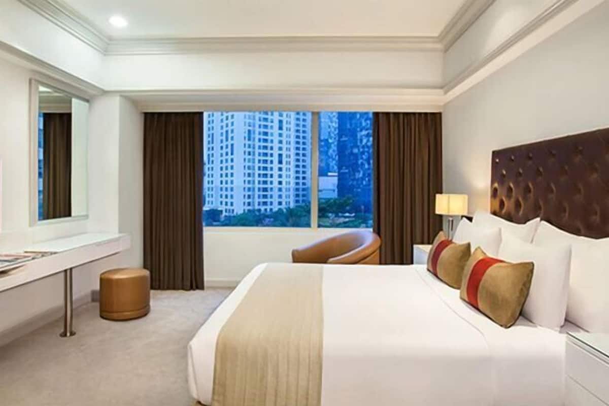 Premium bedding, minibar, in-room safe, desk