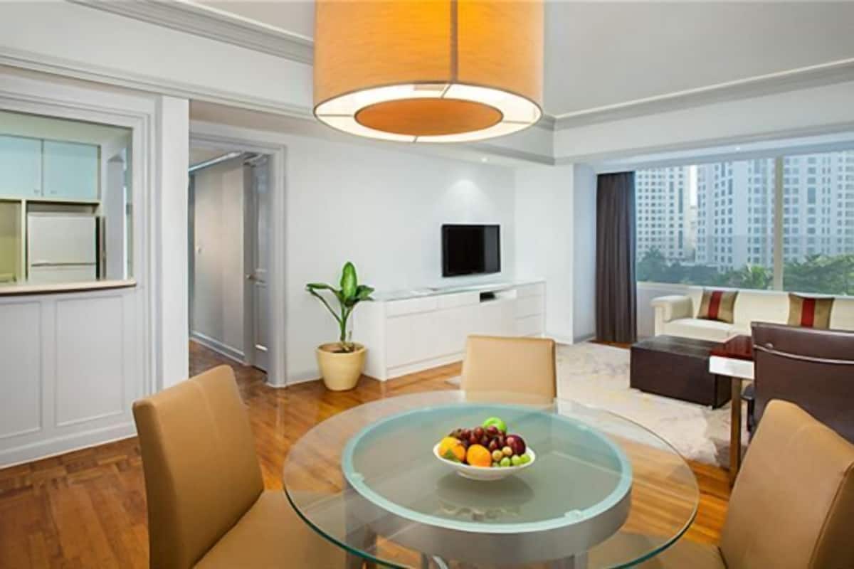 Restauration | 2 restaurants, servant le déjeuner et le dßner; cuisine internationale