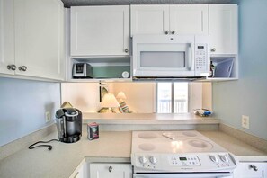 Réfrigérateur, micro-ondes, plaque de cuisson, lave-vaisselle