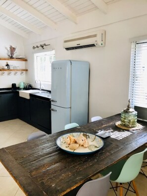 Refrigerador con congelador, microondas, horno y parrilla de estufa 