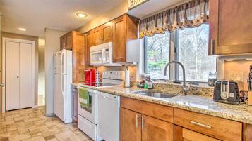 Fridge, microwave, stovetop, dishwasher