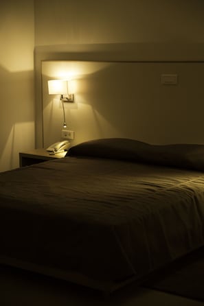 Standardsuite - ikke-ryger - udsigt til gårdsplads | Minibar, pengeskab på værelset, skrivebord