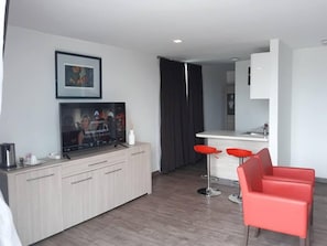 Suite Standard, non fumatori, vista cortile | Area soggiorno | TV a schermo piatto