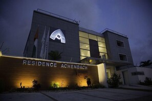 Facciata della struttura - sera/notte