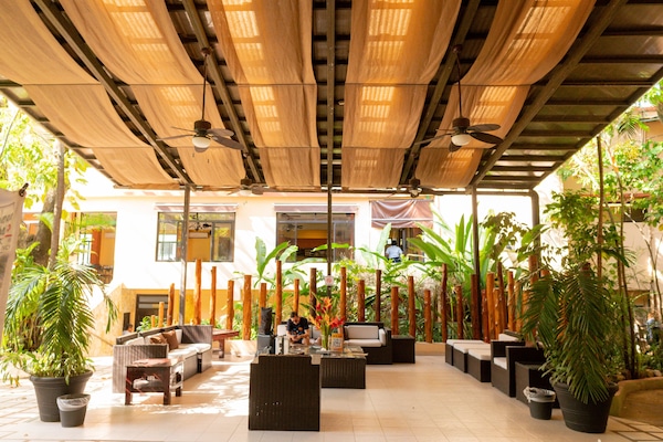 Televisión de pantalla plana de 32 pulgadas con canales por cable