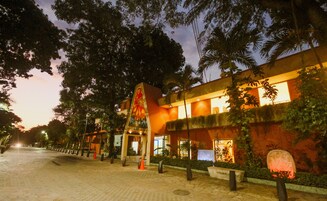 Fachada da propriedade à noite