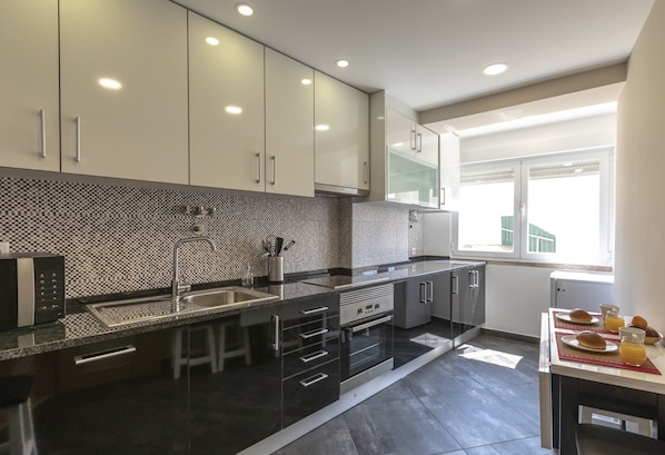 Fridge, microwave, oven, stovetop - Casa Campolide - Lisbon (Lisboa)