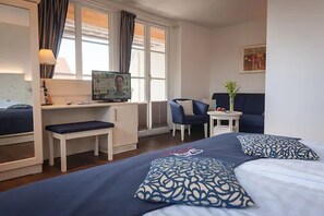 32-inch flat-screen TV with cable channels, TV - Hotel Altes Land (Jork)