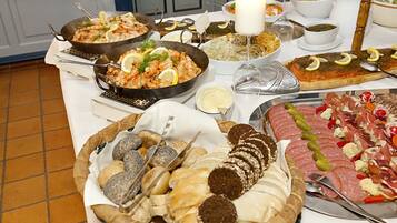 Free daily buffet breakfast