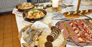بوفيه فطور مجانًا يوميًا