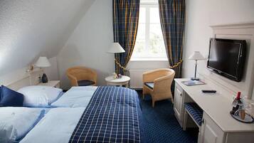 Hypo-allergenic bedding, minibar, individually decorated