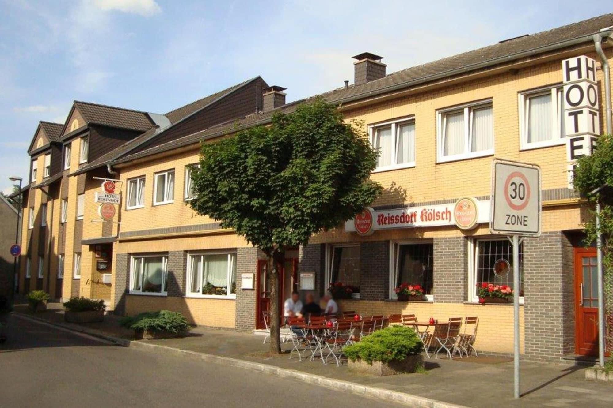 Ein Hotel mit einem Schild, das eine Geschwindigkeitsbegrenzung von 30 kennzeichnet.