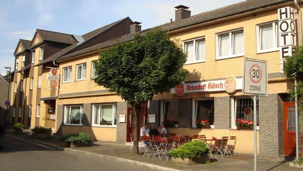 A hotel with a sign indicating a 30 zone speed limit. - Rosenhof (Kerpen)