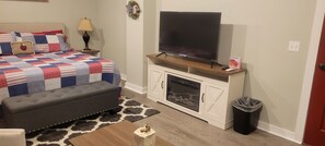 Superior Double Room, Ensuite (Strawberry Guest Room) | 1 bedroom - Tin Brook Bed & Breakfast (Walden)