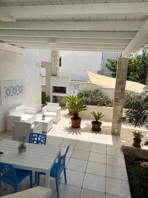 Outdoor dining - Location with a modern and luxury style, 80 meters from the sea. (Maruggio)