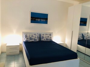 2 bedrooms, in-room safe, iron/ironing board, free WiFi - Location with a modern and luxury style, 80 meters from the sea. (Maruggio)