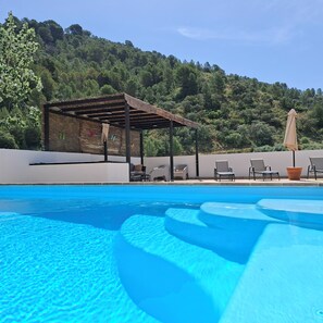 حمّام سباحة مُدفَّأ