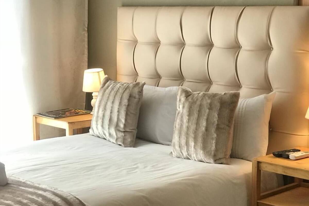 办公桌、熨斗/熨衣板、折叠床/加床(额外收费)、免费 WiFi