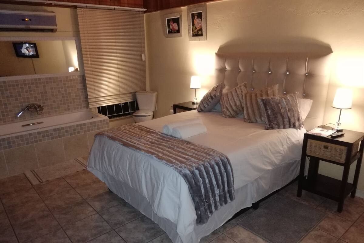 办公桌、熨斗/熨衣板、折叠床/加床(额外收费)、免费 WiFi