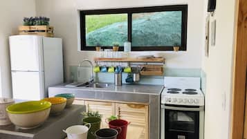 Kühlschrank, Ofen, Wasserkocher mit Kaffee-/Teezubehör, Wasserkocher