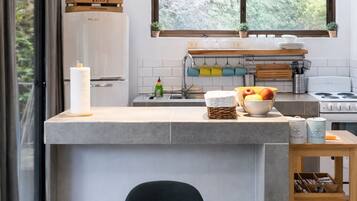 Frigorifero, microonde, forno, piano cottura