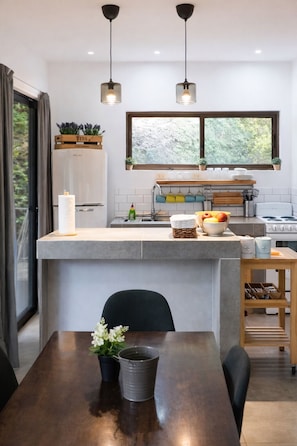 Frigorifero, microonde, forno, piano cottura