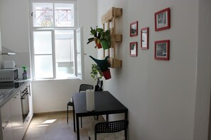 Kylskåp, spishäll, diskmaskin och kaffe- och tebryggare