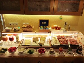Daily buffet breakfast (EUR 12 per person) - Hotel Garni Haus Brigitte (Buerserberg)
