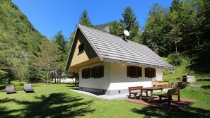 Outdoor dining - House in the Slovenian Alps for 5 persons (Trenta)