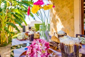 Outdoor dining - Rural Finca Es Puput with pool in Mallorca (Petra)