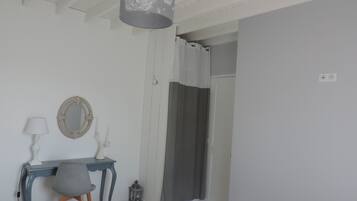 2 slaapkamers, een strijkplank/strijkijzer, reisbedje, gratis wifi