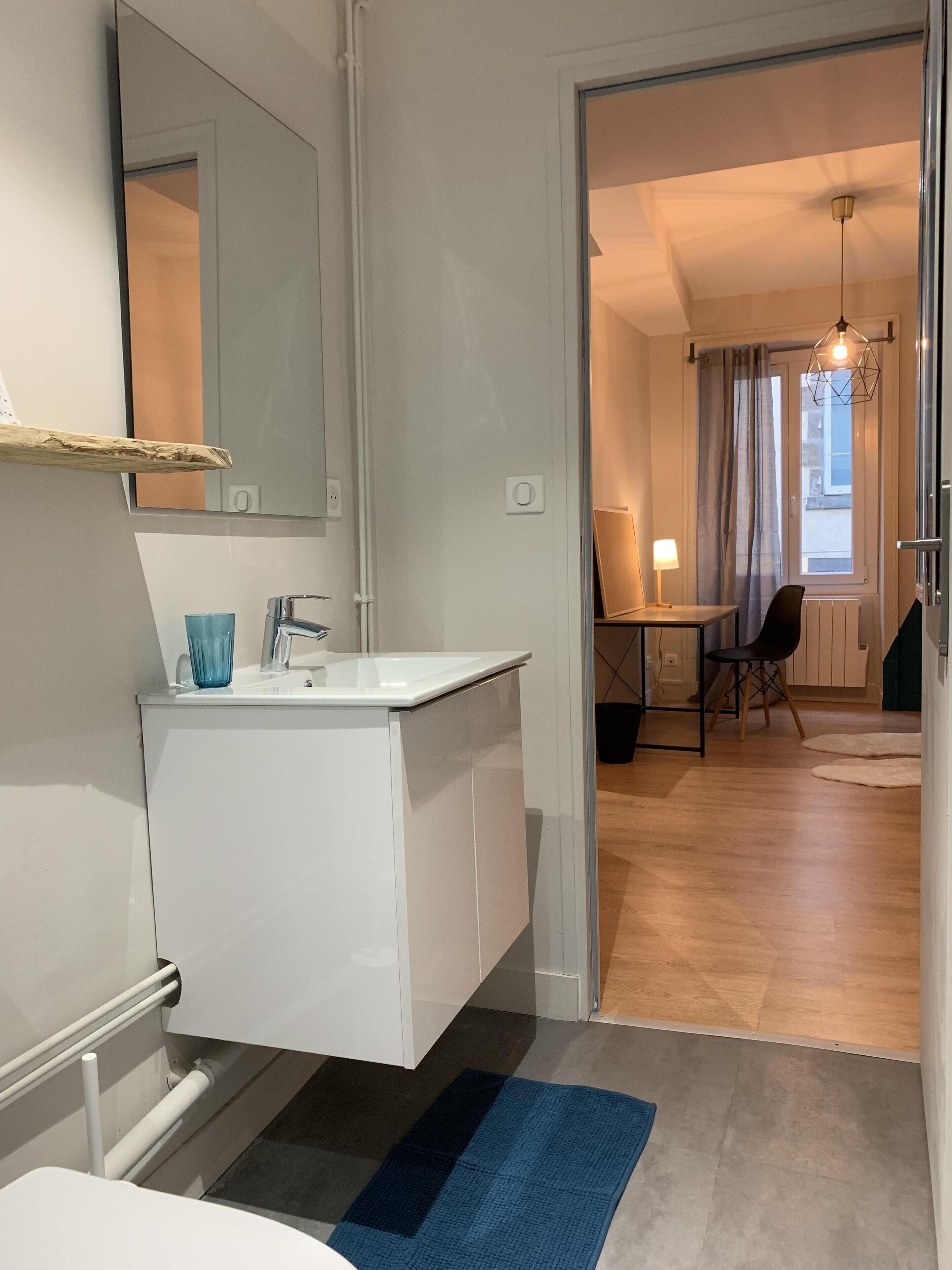 Sèche-cheveux, serviettes fournies, savon, shampoing