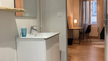 Sèche-cheveux, serviettes fournies, savon, shampoing