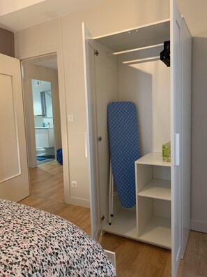 1 quarto, ferros/tábuas de passar roupa, Wi-Fi, roupa de cama