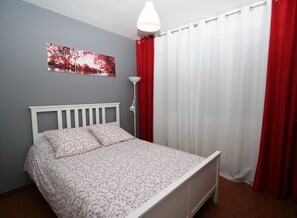 1 غرفة نوم ومكواة/لوح كي وملاءات أسرّة