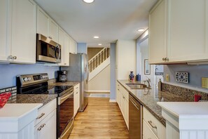 Fridge, microwave, stovetop, dishwasher