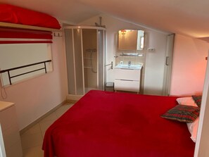 2 habitaciones, tabla de planchar con plancha y cuna de viaje 