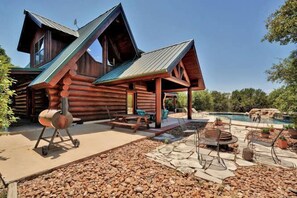 Outdoor dining - Family-Friendly LBJ Log Cabin W/ Pool,  Pool Table (Burnet)